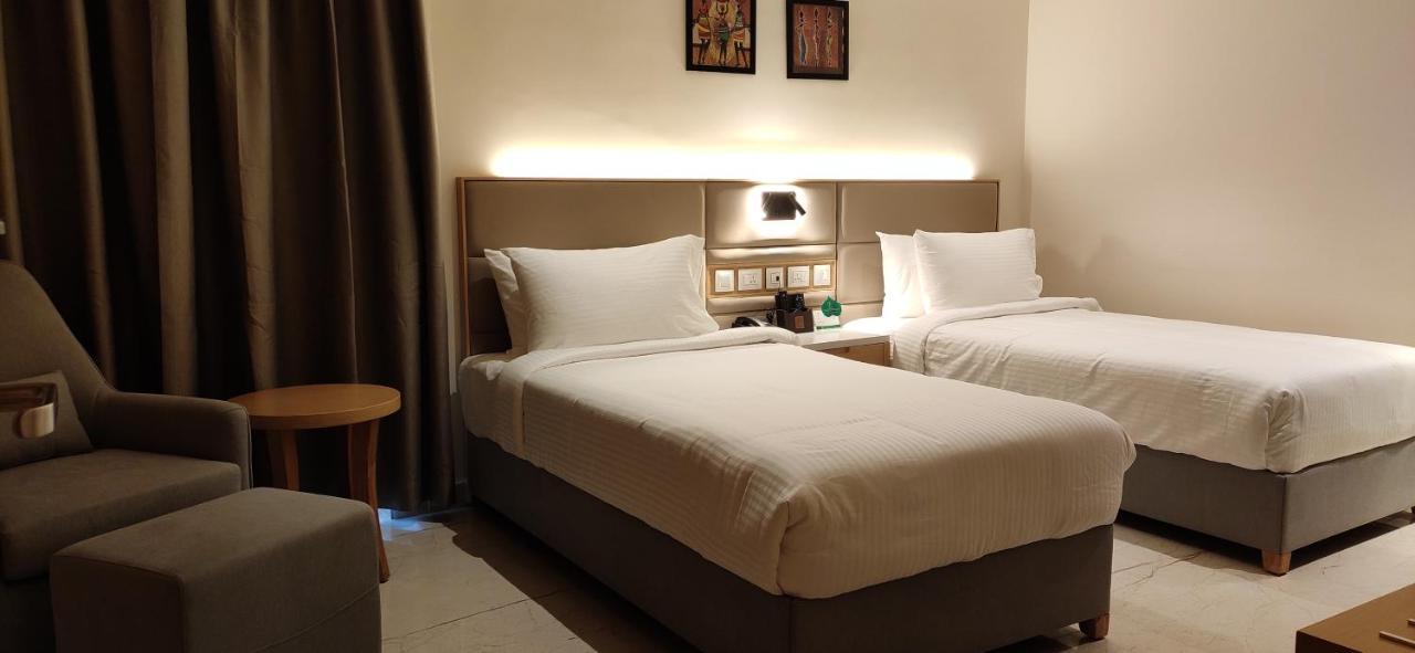 Sunhill Portico Hotel สิริกุรี ภายนอก รูปภาพ