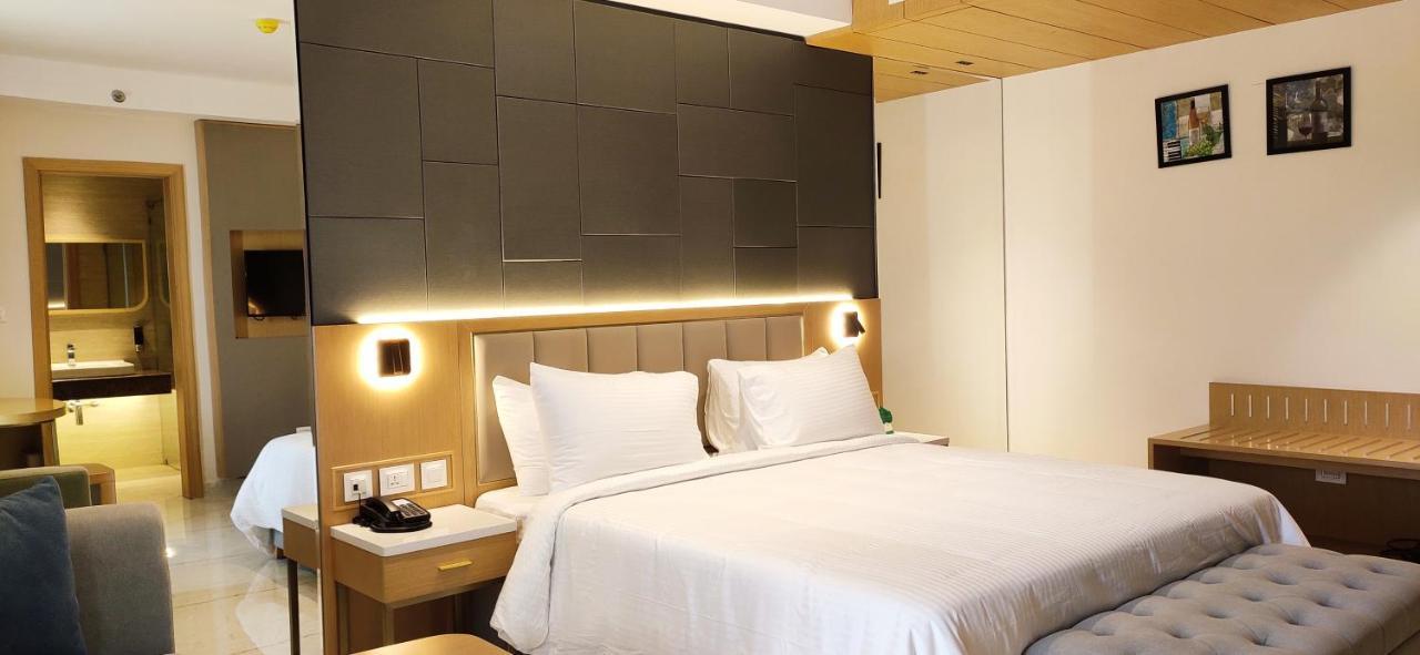 Sunhill Portico Hotel สิริกุรี ภายนอก รูปภาพ