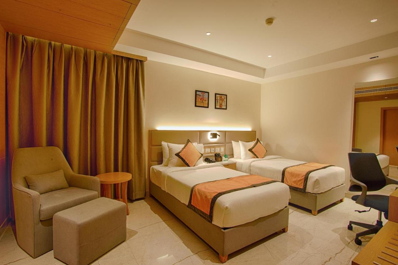 Sunhill Portico Hotel สิริกุรี ภายนอก รูปภาพ