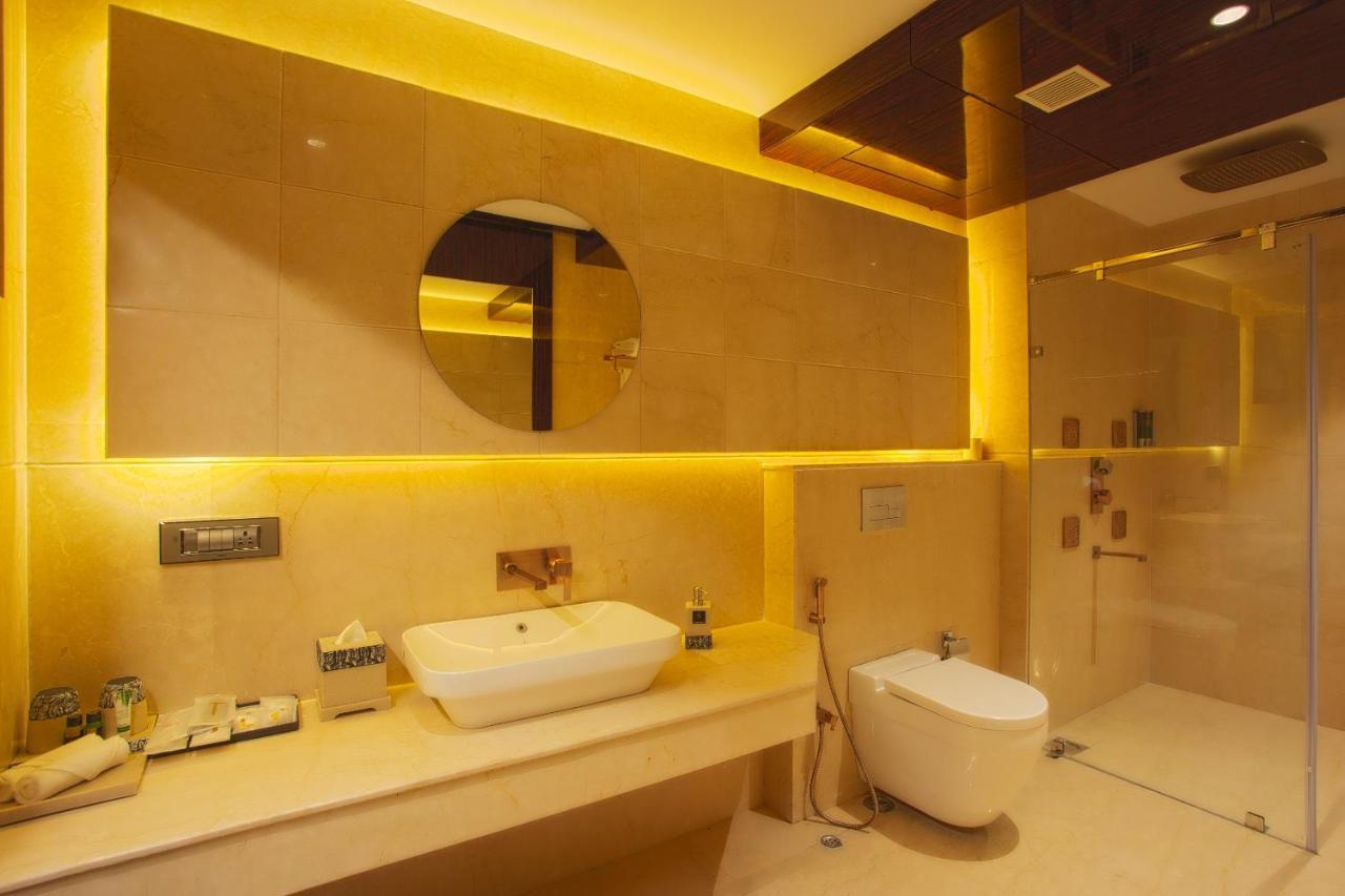 Sunhill Portico Hotel สิริกุรี ภายนอก รูปภาพ