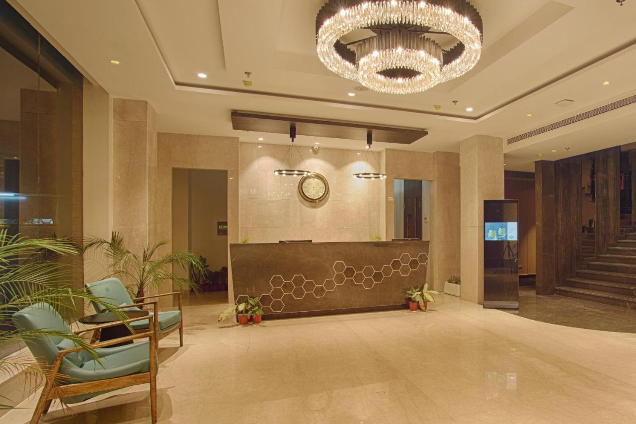 Sunhill Portico Hotel สิริกุรี ภายนอก รูปภาพ