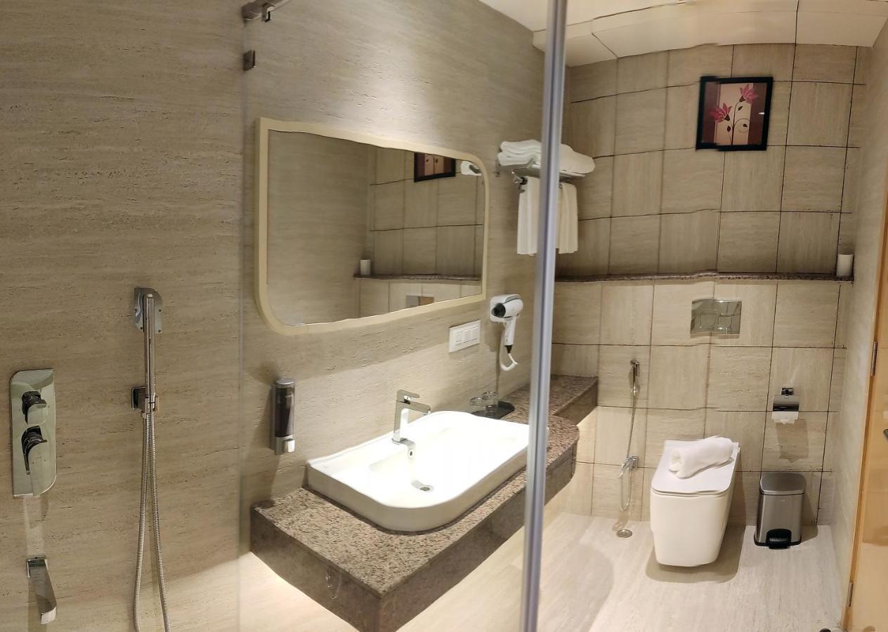 Sunhill Portico Hotel สิริกุรี ภายนอก รูปภาพ