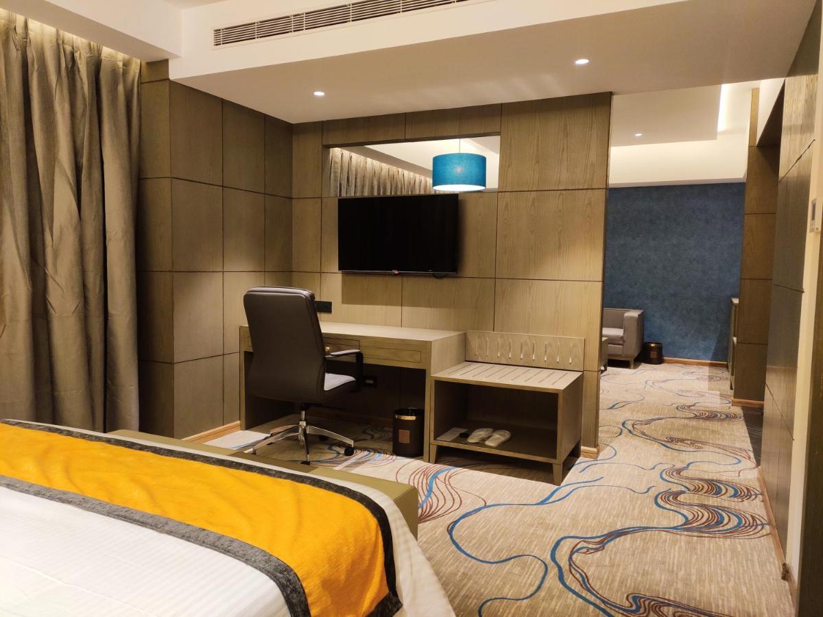 Sunhill Portico Hotel สิริกุรี ภายนอก รูปภาพ